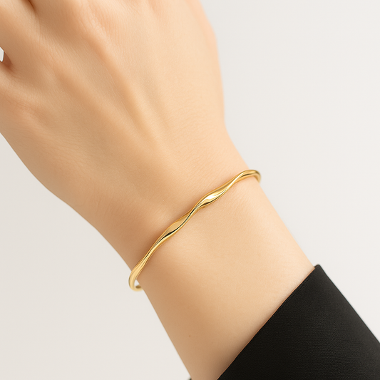 LUNARA – Twisted Gold Cuff