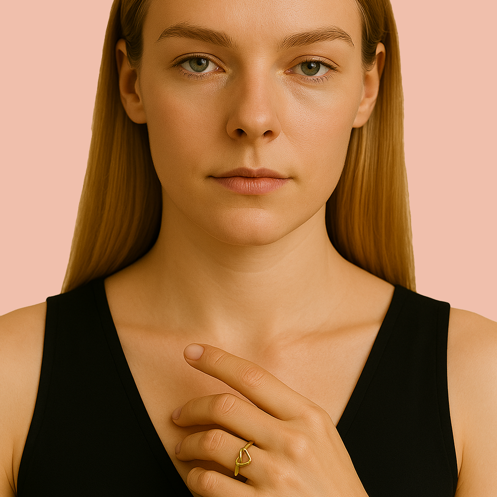 ZELOURA – Golden Heart Ring